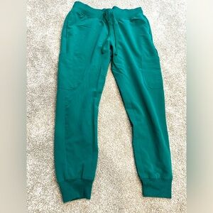 Petite small mandala scrub jogger pants. Color is more emerald